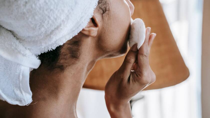 Cuidado suave com pele sensível em rotina de dermatologia integrativa em BH