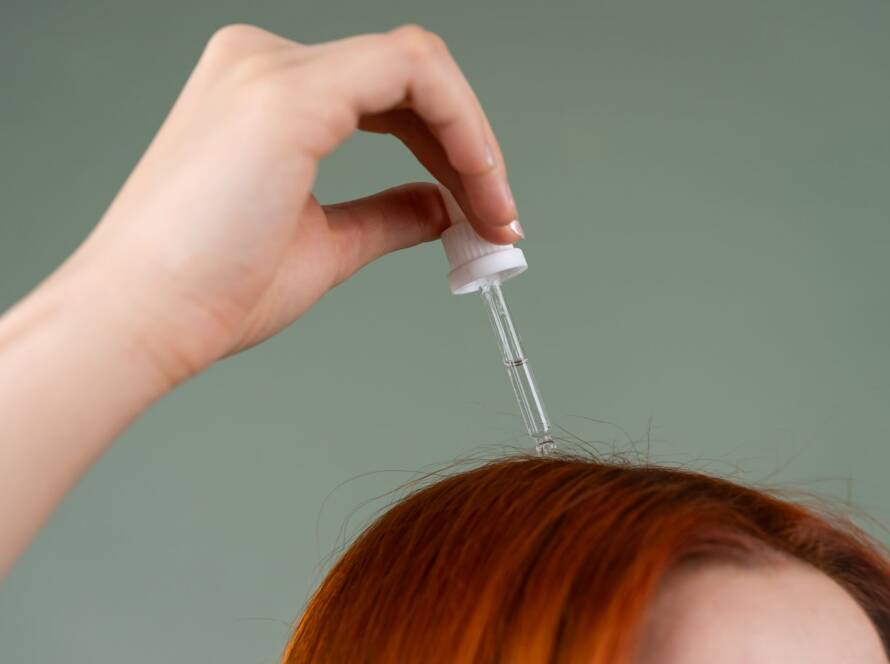 Aplicação de sérum capilar para tratar queda de cabelo na dermatologia integrativa em BH