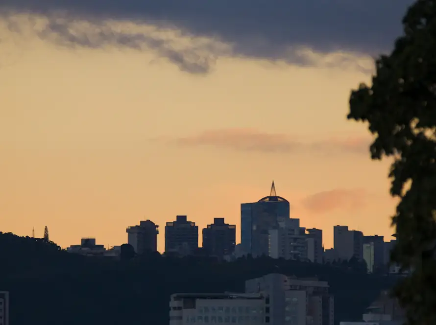 Vista da cidade de Belo Horizonte ao entardecer, região atendida pela clínica no Belvedere
