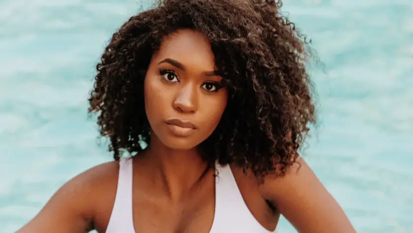 Retrato de mulher negra com pele saudável, cuidados dermatológicos para pele negra em BH