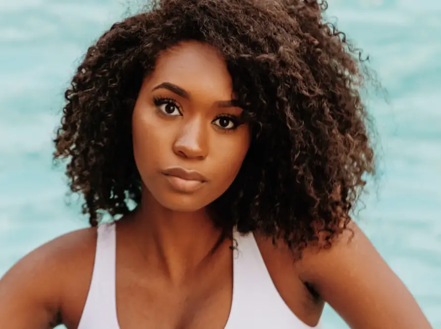Retrato de mulher negra com pele saudável, cuidados dermatológicos para pele negra em BH