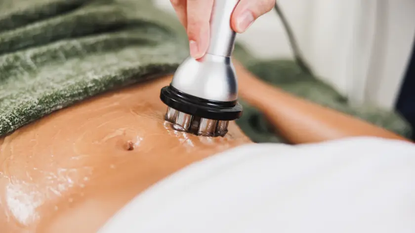 Sessão de tratamento corporal com aparelho de eletroestimulação muscular no abdômen