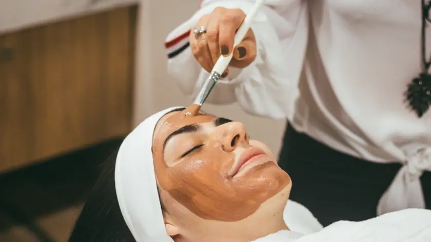Mulher recebendo tratamento facial de sustentação em clínica de estética em BH
