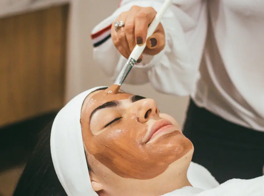 Mulher recebendo tratamento facial de sustentação em clínica de estética em BH