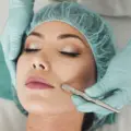 Como escolher uma clínica de harmonização facial em BH: checklist para a avaliação