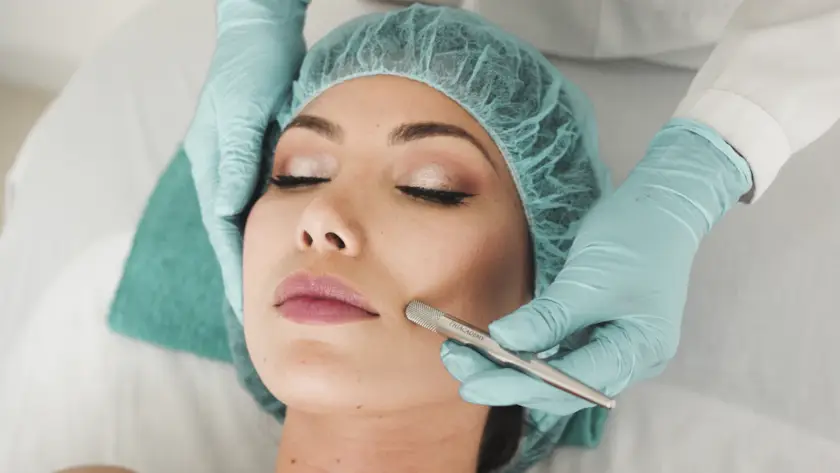 Mulher recebendo procedimento de harmonização facial com dermatologista em Belo Horizonte