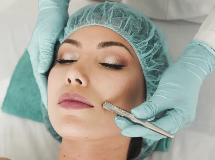 Mulher recebendo procedimento de harmonização facial com dermatologista em Belo Horizonte
