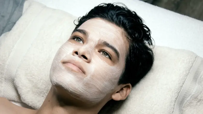 Homem em cuidado facial na clínica, exemplo de harmonização facial masculina em BH