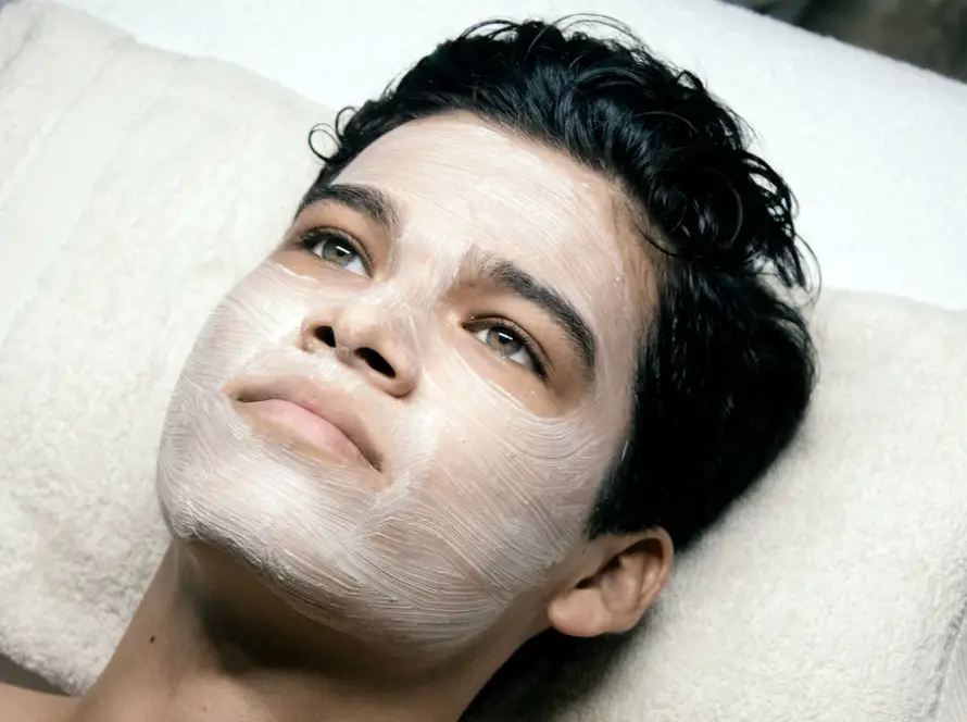 Homem em cuidado facial na clínica, exemplo de harmonização facial masculina em BH