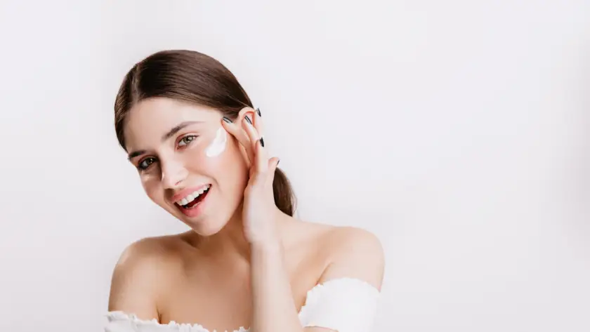 Mulher sorrindo com pele natural e saudável após harmonização facial natural em BH