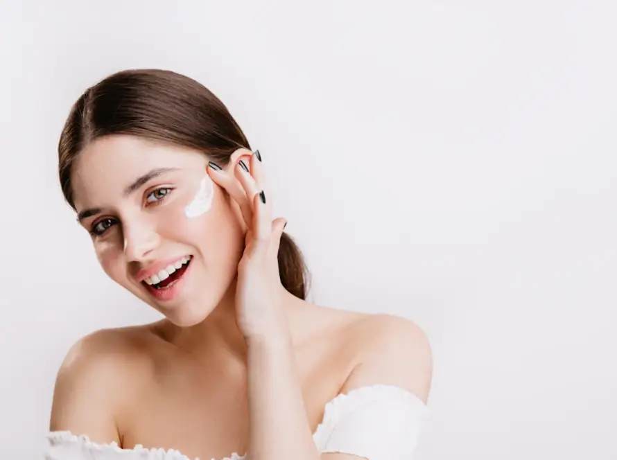 Mulher sorrindo com pele natural e saudável após harmonização facial natural em BH