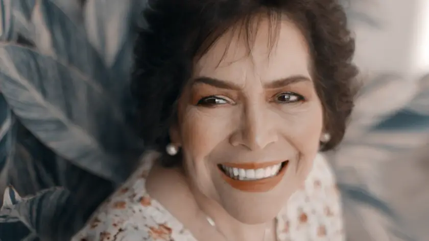 Mulher madura sorrindo com pele bem cuidada, cuidados com a pele na menopausa