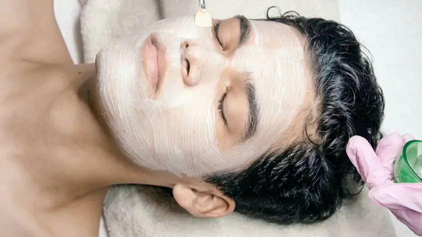 Aplicação de peeling químico no rosto de paciente em clínica de dermatologia