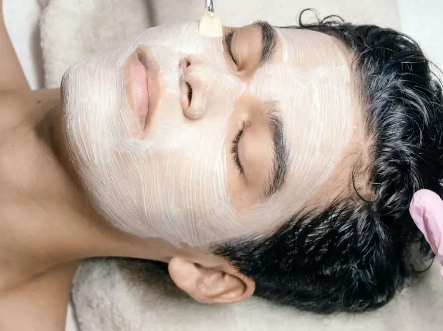 Aplicação de peeling químico no rosto de paciente em clínica de dermatologia