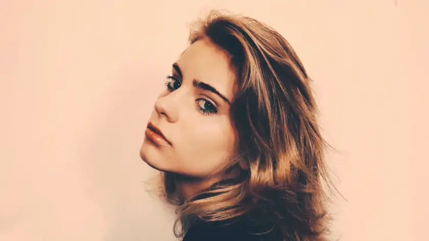 Perfil de mulher com linha da mandíbula definida, referência de preenchimento de mandíbula
