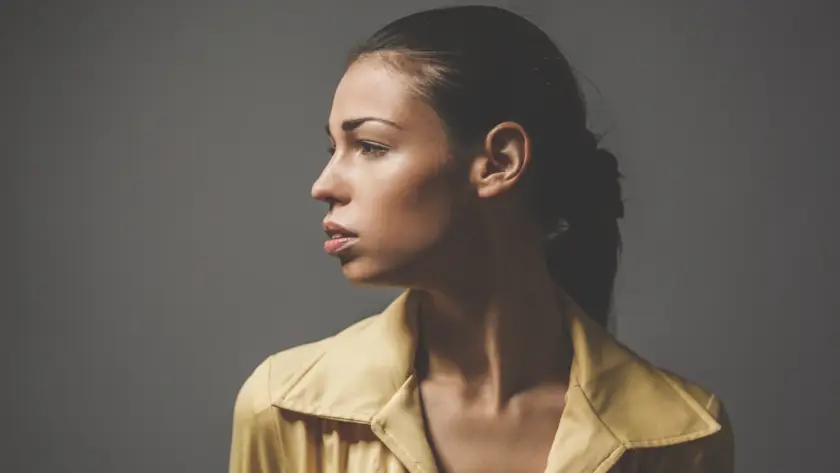 Perfil lateral de mulher mostrando o contorno do queixo (mento) para avaliação de preenchimento