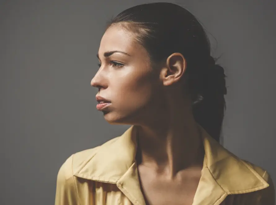 Perfil lateral de mulher mostrando o contorno do queixo (mento) para avaliação de preenchimento