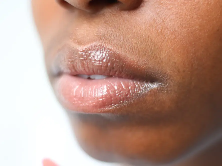 Close de lábios naturais e bem hidratados, resultado desejado no preenchimento labial natural
