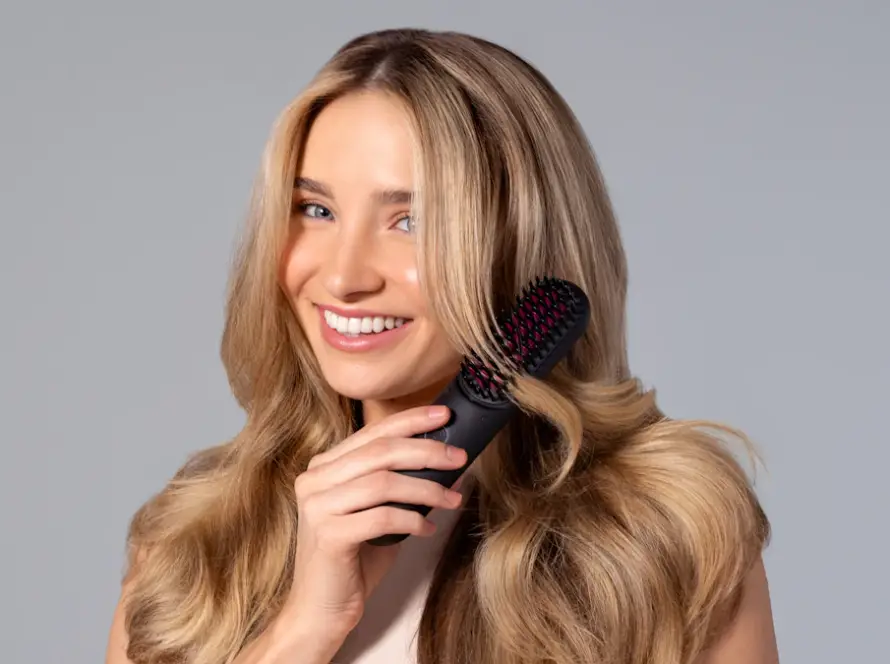Mulher segurando escova de cabelo com fios, sinal de queda de cabelo feminina