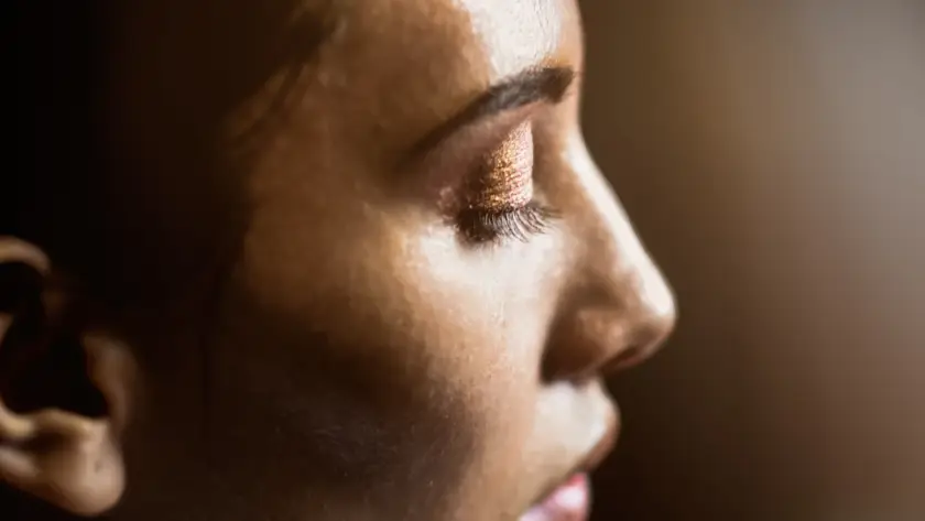Perfil lateral de mulher mostrando o formato do nariz, comparação entre rinomodelação e rinoplastia