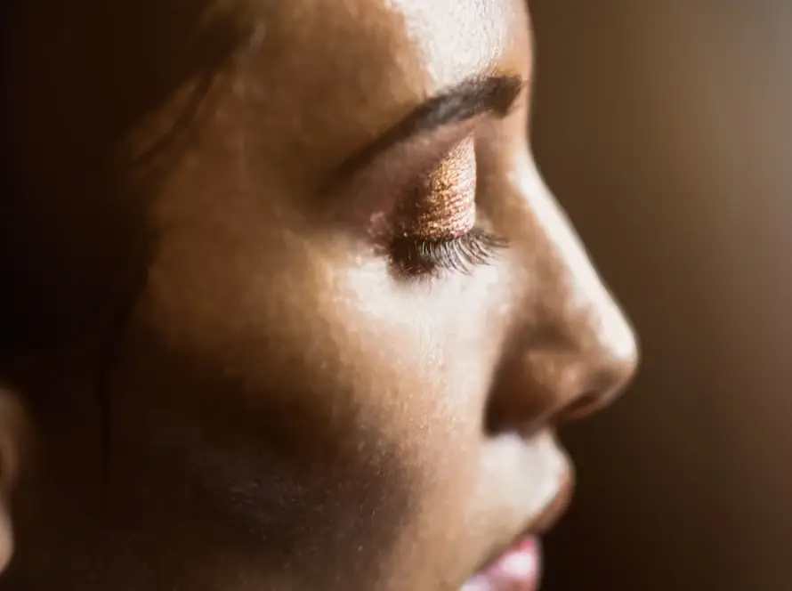 Perfil lateral de mulher mostrando o formato do nariz, comparação entre rinomodelação e rinoplastia