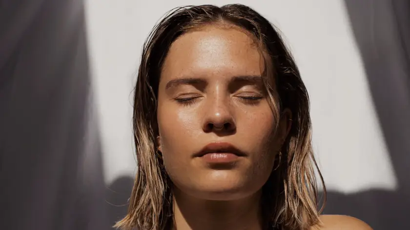 Mulher com pele hidratada e viçosa, efeito buscado com skinbooster em BH