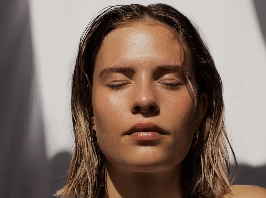 Mulher com pele hidratada e viçosa, efeito buscado com skinbooster em BH