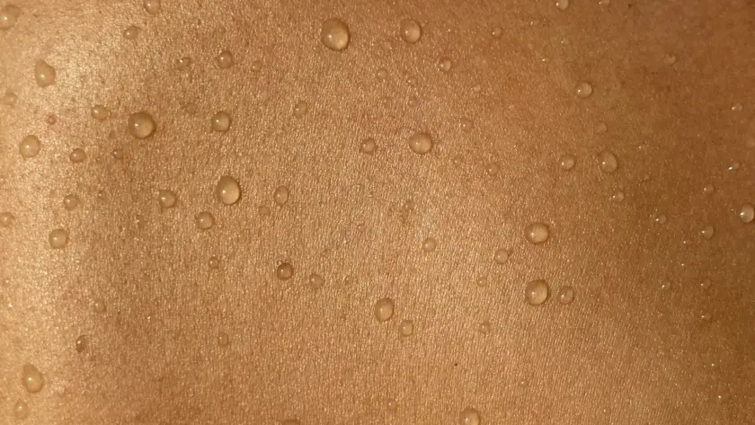 Close da pele do corpo com textura, referência para tratamento de estrias em BH