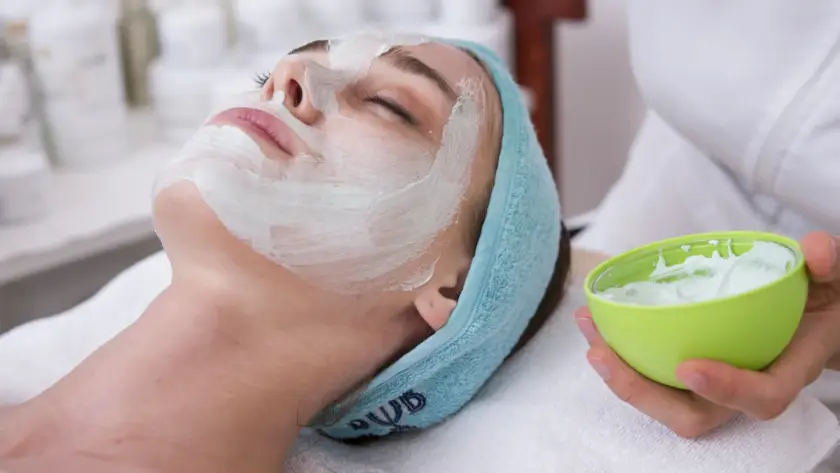 Tratamento facial com equipamento de ultrassom microfocado em clínica dermatológica